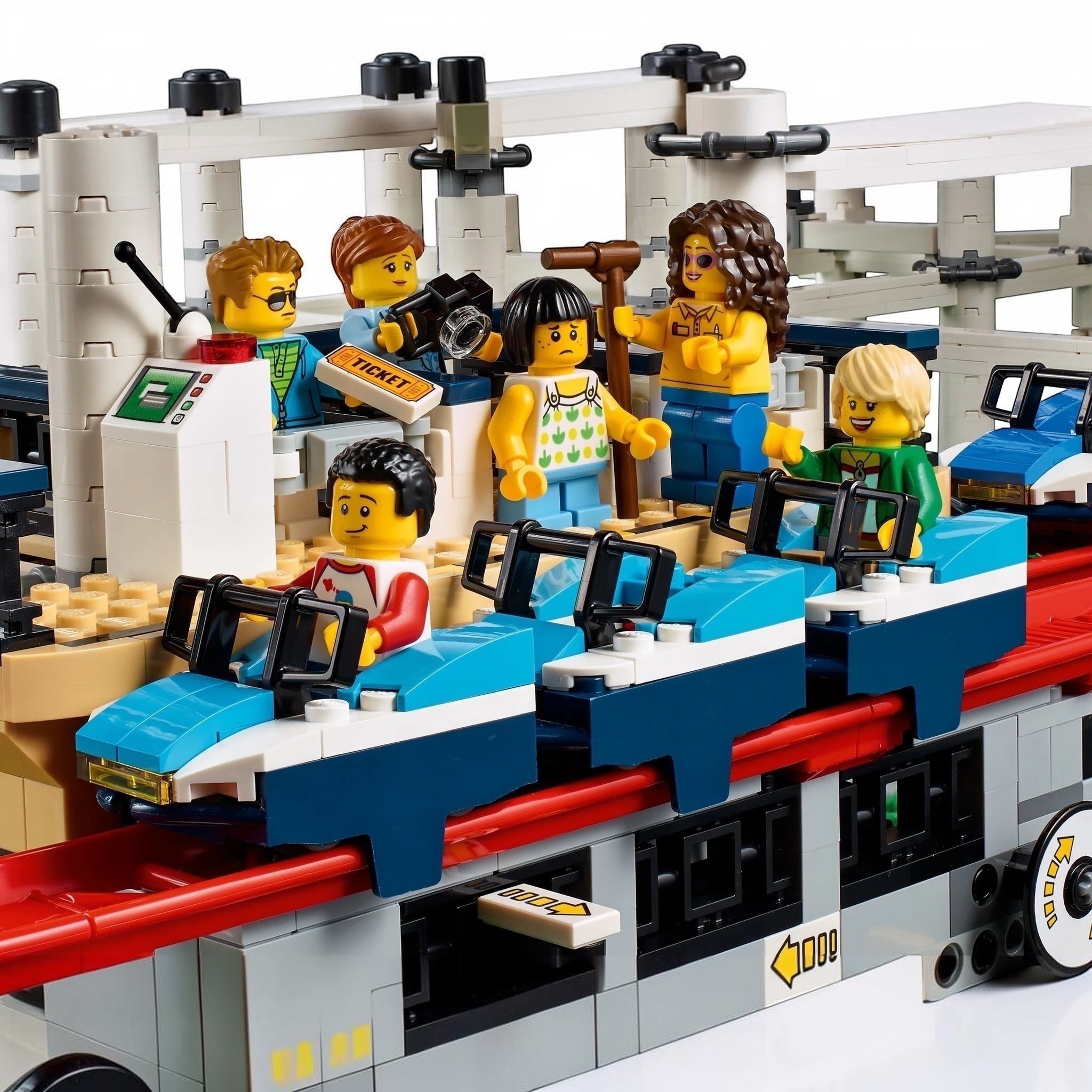 LEGO® 10261 Creator Expert Roller Coaster alternate image 20